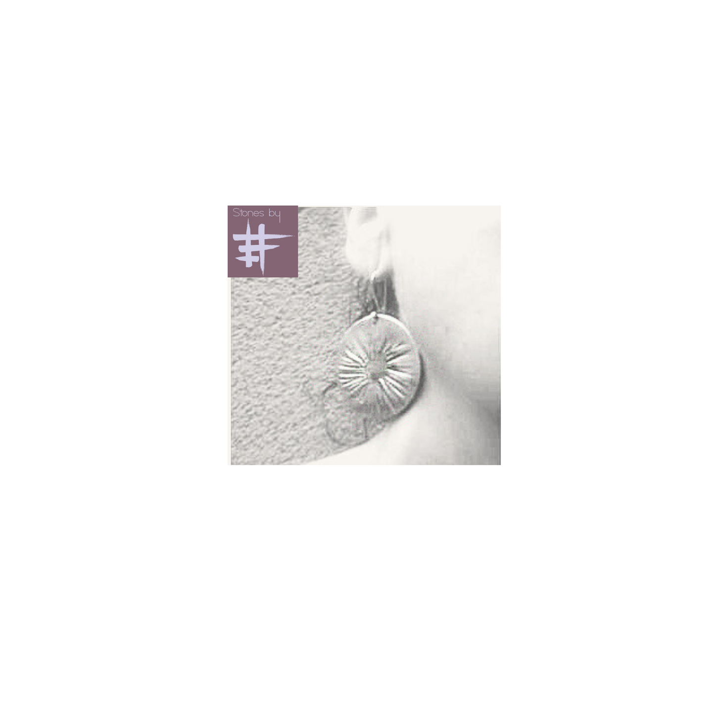 Pendientes sol en relieve. Plata primera de ley. Diseño exclusivo.